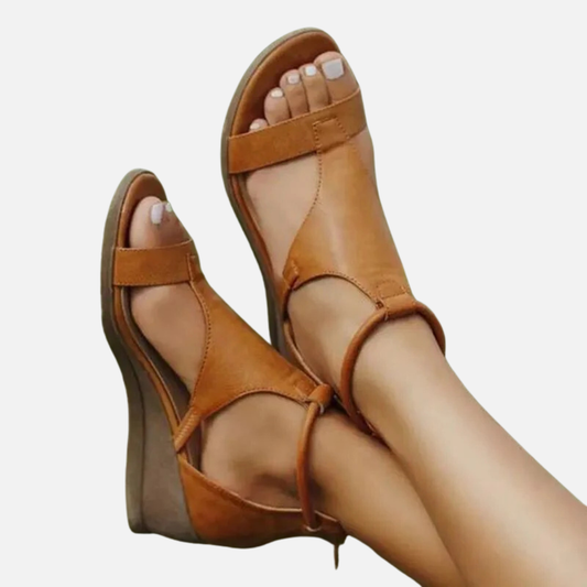 Savannah | Sandalias de cuña con tiras y diseño cut-out
